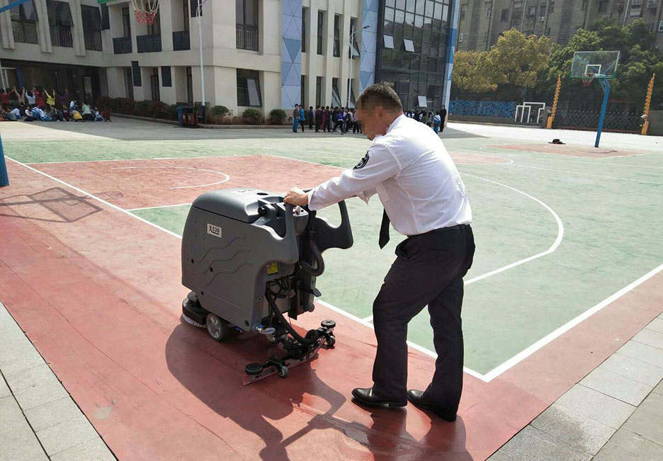 江西大型清潔設(shè)備多功能洗地機(jī)和電動(dòng)<a href=http://www.quncdte.cn target=_blank class=infotextkey>掃地車生產(chǎn)廠</a>